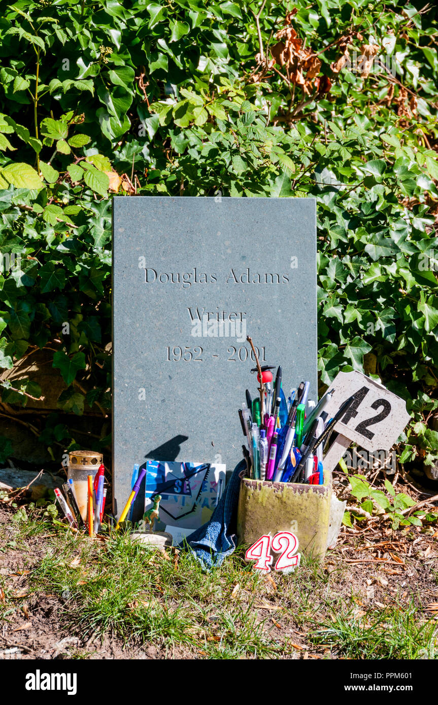 La tomba di Douglas Adams nel cimitero di Highgate, circondato da biros, gli asciugamani e il numero 42 - tutte collegate con la guida Hitchhikers al Galaxy. Foto Stock