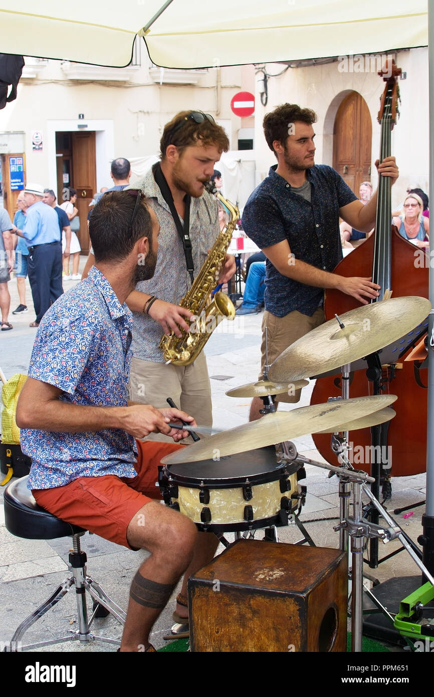 MALLORCA, Spagna - 5 Settembre 2018: Live Band che suona in Sineu mercato in una giornata di sole il 5 settembre 2018 a Mallorca, Spagna. Foto Stock