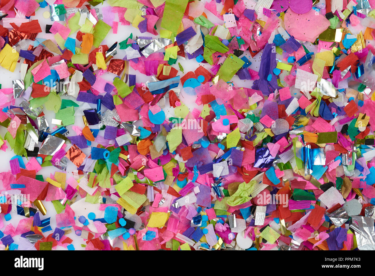 Carta sullo sfondo di confetti. Rosa , rosso, blu e verde da pezzi di carta Foto Stock