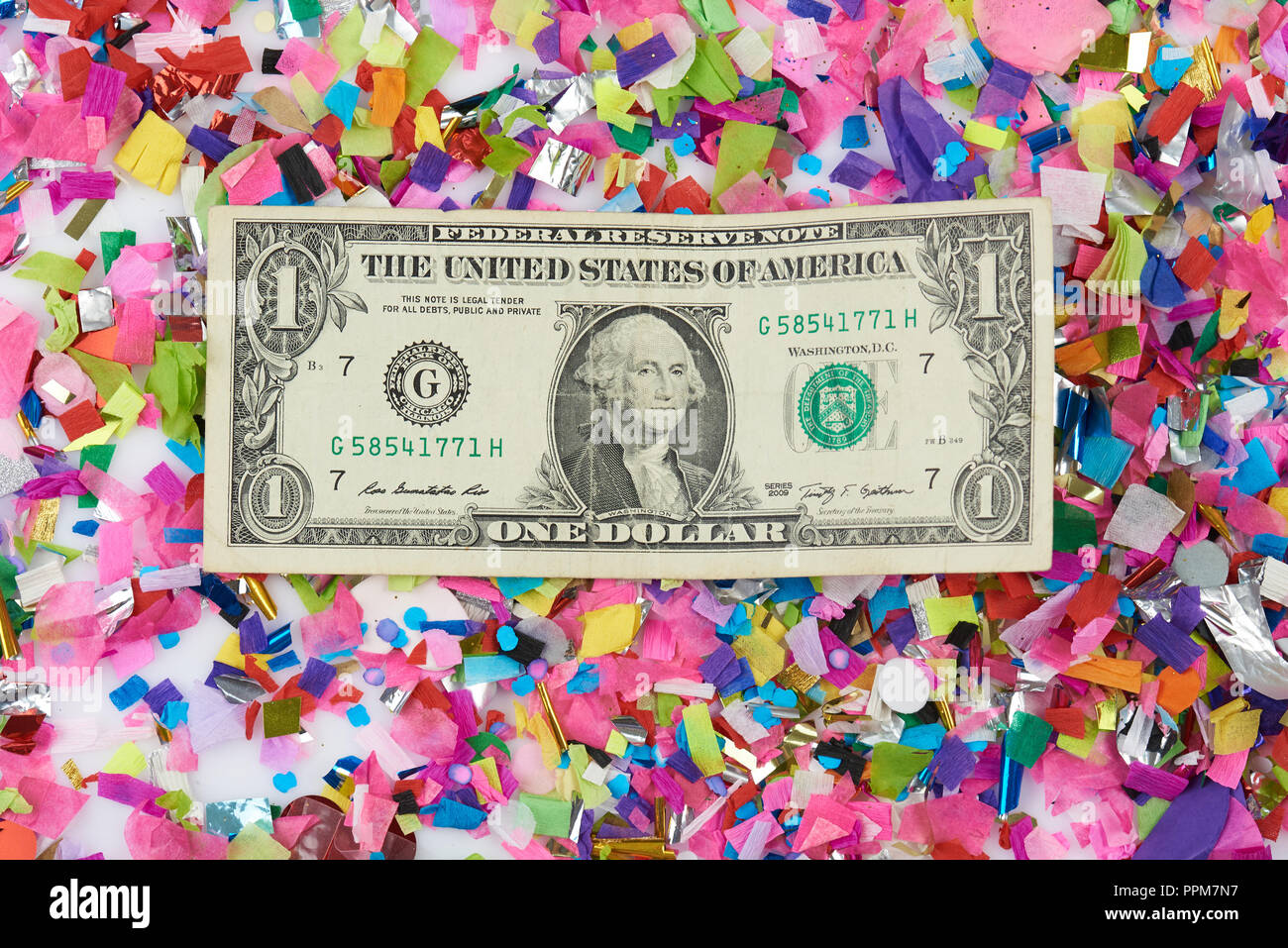 Una banconota del dollaro sul colorato sfondo coriandoli Foto Stock