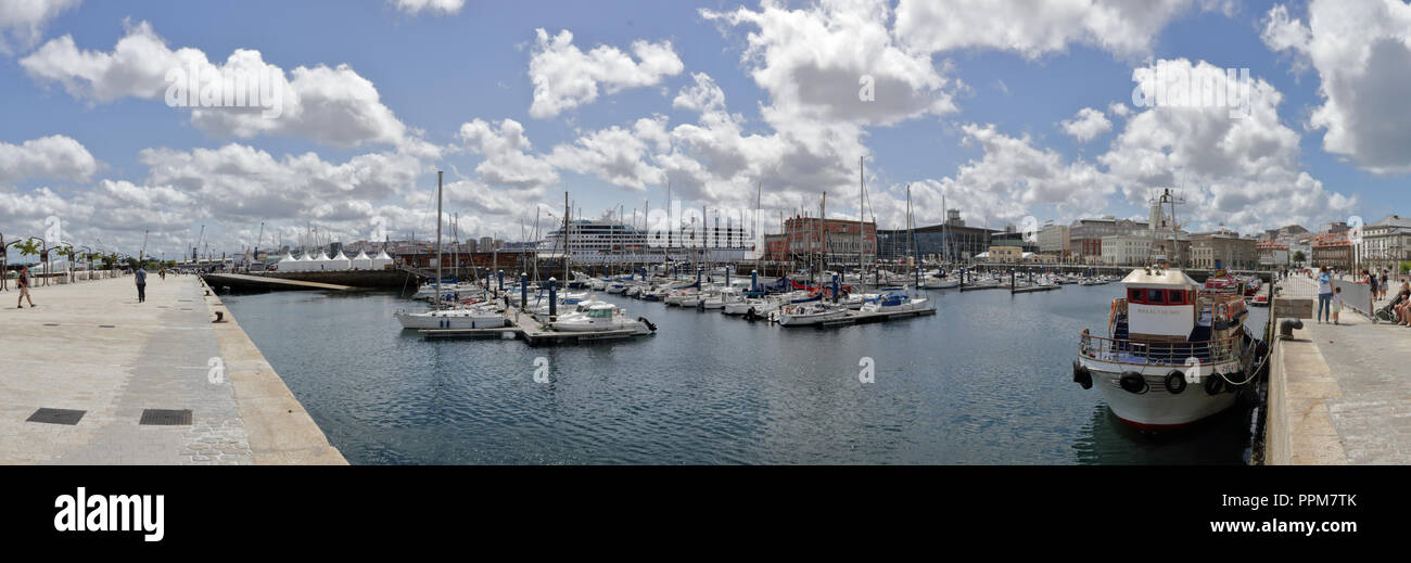 I pontili di La Coruña marina porto di mare con barche e un cielo blu con alcune nuvole Foto Stock