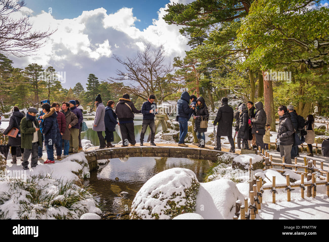 KANAZAWA, Giappone - 14 gennaio 2017: i turisti a Giardini Kenrokuen durante la stagione invernale. Foto Stock