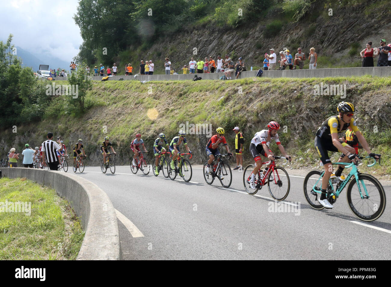 Robert GESINK, Domenico Pozzovivo e altri ciclisti arrampicata durante il 2018 Tour de France xvii stadio Soulan, Pirenei francesi e sostenitori. Foto Stock