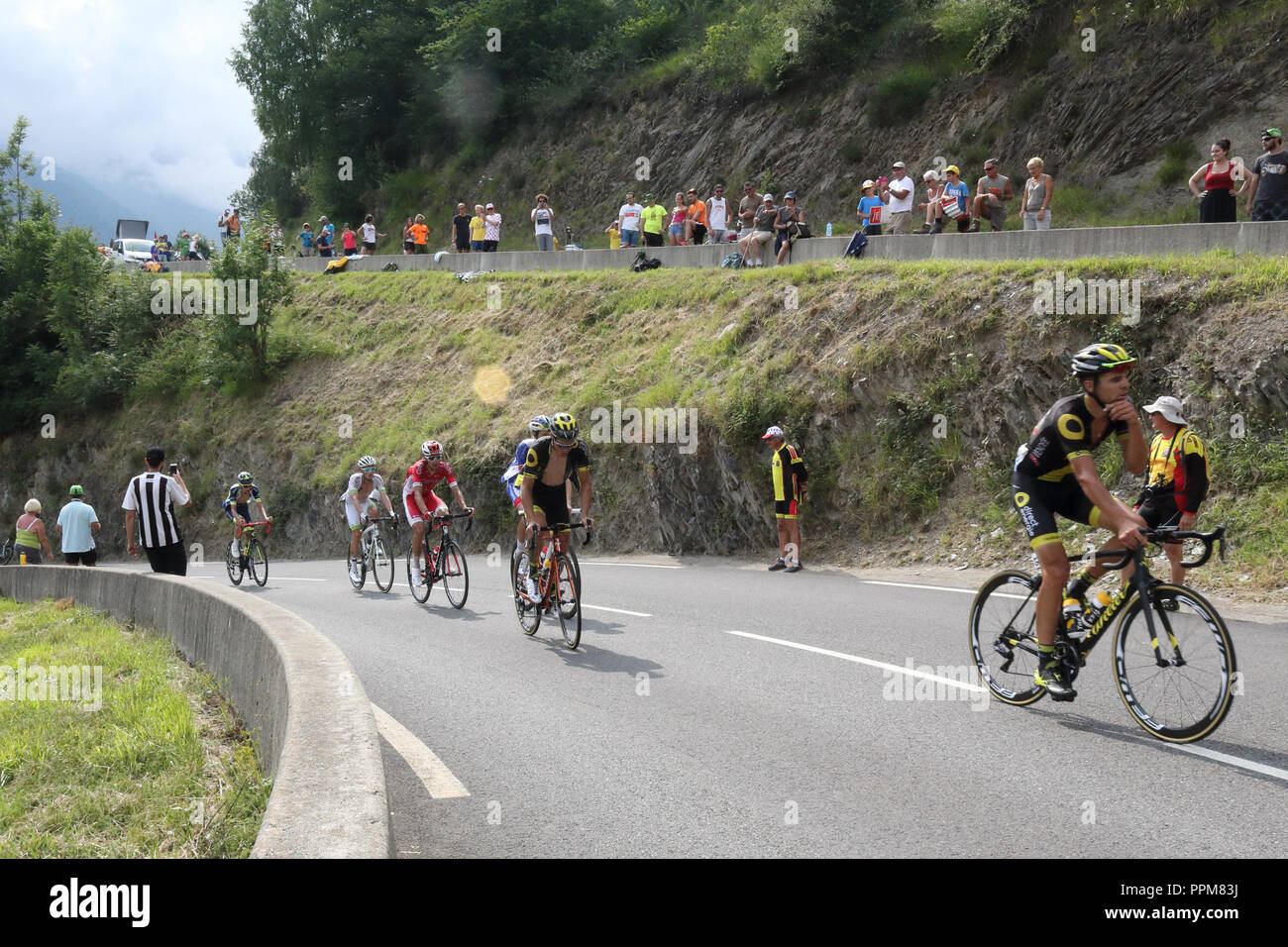 Lilian Calmejane e altri ciclisti arrampicata durante il 2018 Tour de France xvii stadio Soulan, Pirenei francesi, e sostenitori sul ciglio della strada. Foto Stock