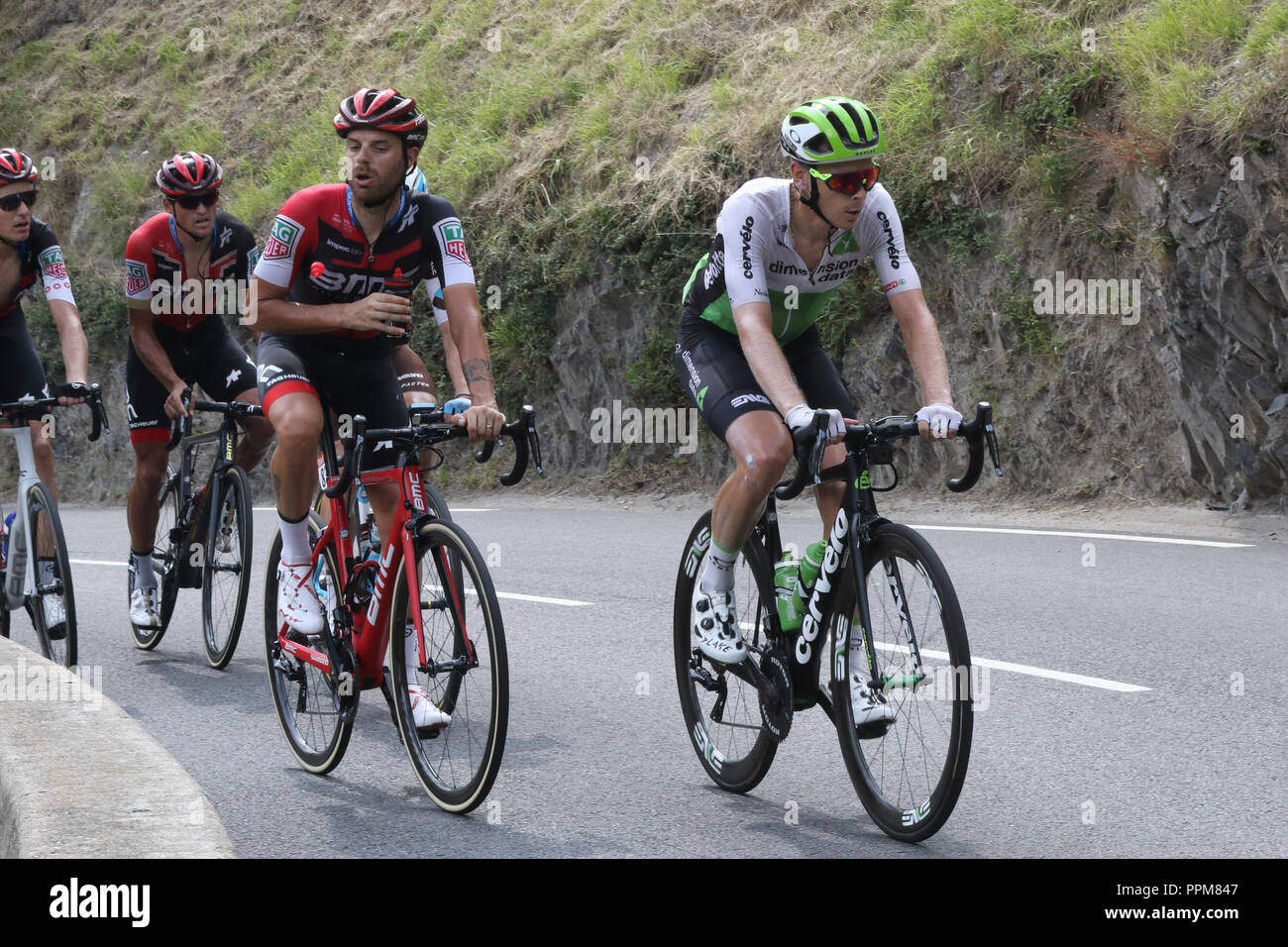 Julien Vermote, Damiano Caruso e altri ciclisti arrampicata durante il 2018 Tour de France xvii stadio Soulan, Pirenei francesi. Foto Stock