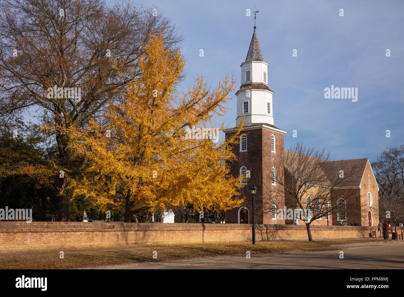 Storica Chiesa Bruton Parish in autunno, Colonial Williamsburg, Virginia Foto Stock