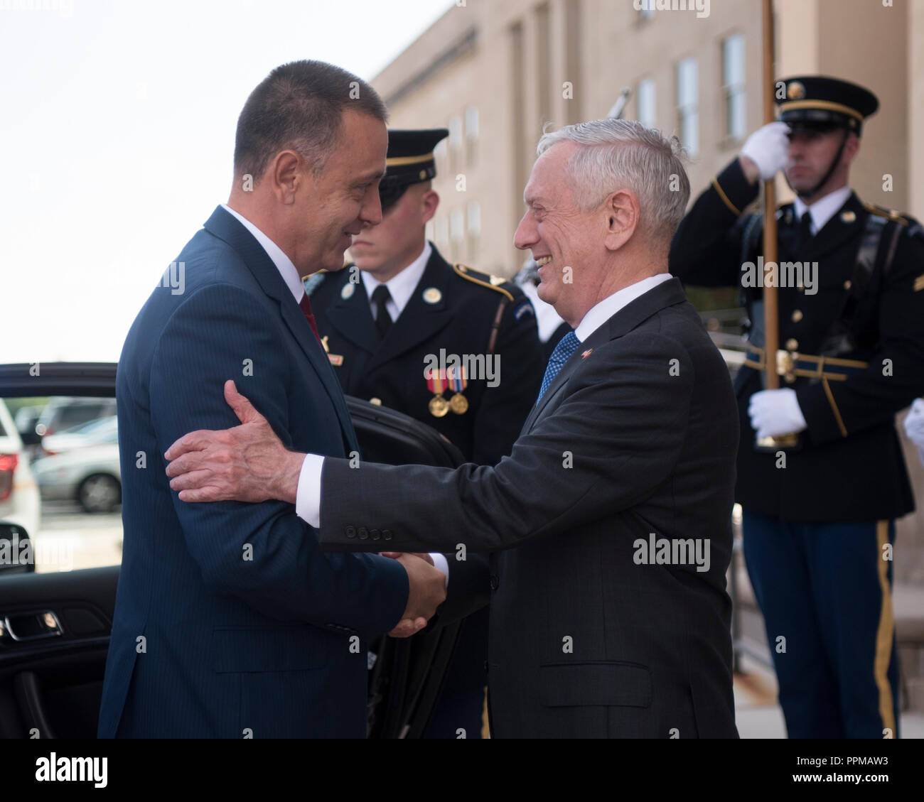 Stati Uniti Il Segretario della Difesa James N. Mattis ospita un incontro bilaterale con il ministro rumeno di difesa Mihai Fifor al Pentagono il 7 settembre 26, 2018. Foto Stock