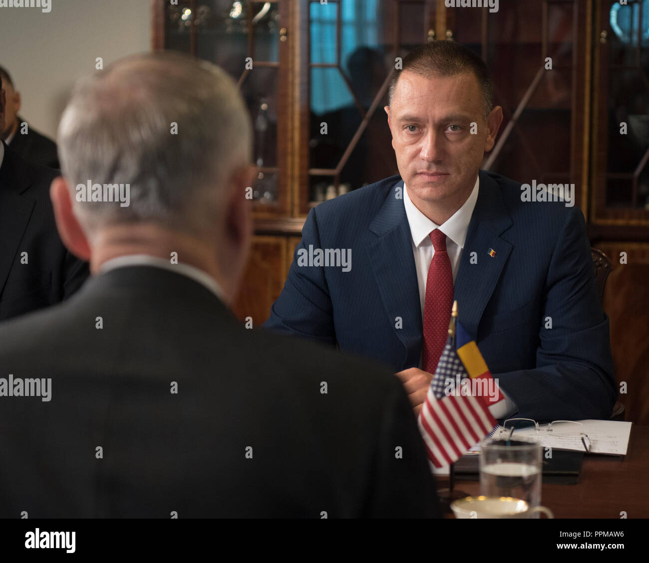 Stati Uniti Il Segretario della Difesa James N. Mattis ospita un incontro bilaterale con il ministro rumeno di difesa Mihai Fifor al Pentagono il 7 settembre 26, 2018. Foto Stock