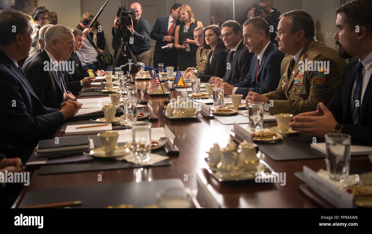 Stati Uniti Il Segretario della Difesa James N. Mattis ospita un incontro bilaterale con il ministro rumeno di difesa Mihai Fifor al Pentagono il 7 settembre 26, 2018. Foto Stock