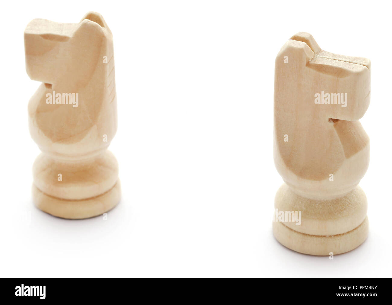 Scacchi in legno knight su sfondo bianco Foto Stock