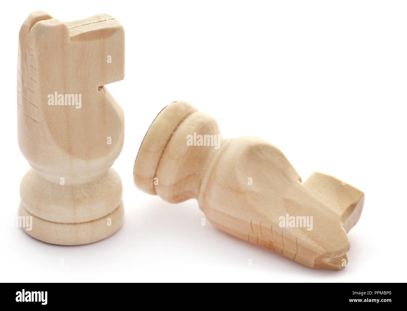 Scacchi in legno knight su sfondo bianco Foto Stock