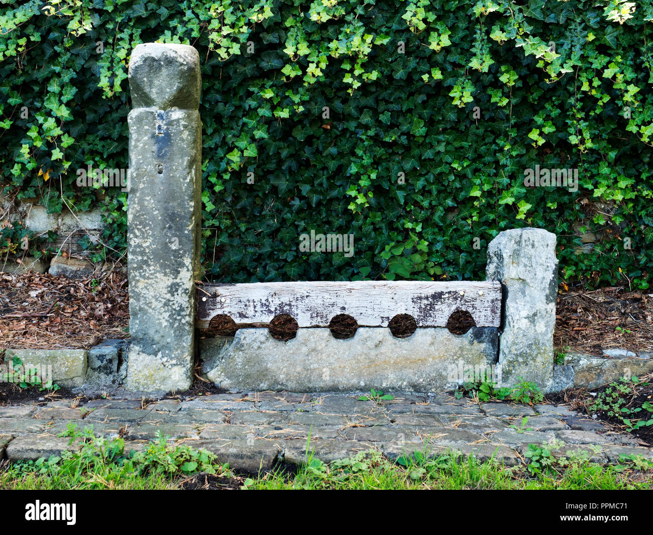 Vecchie scorte nel villaggio di Leathley in Washburn Valley North Yorkshire Inghilterra Foto Stock