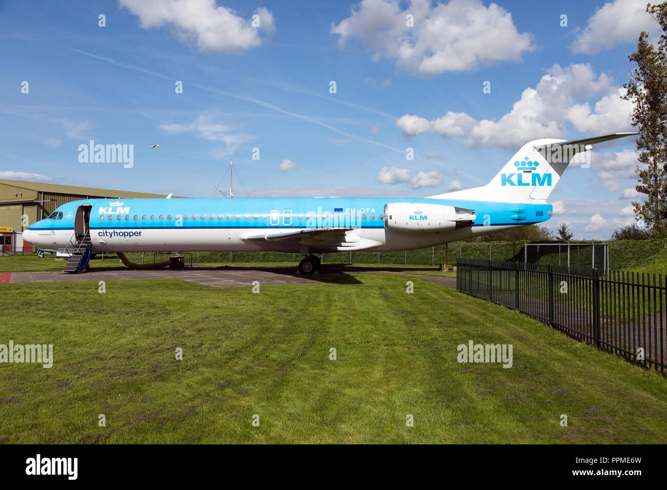 Il Fokker 100 [PH-OFA] sul display al Aviodrome Parco tematico dell'aviazione. Foto Stock
