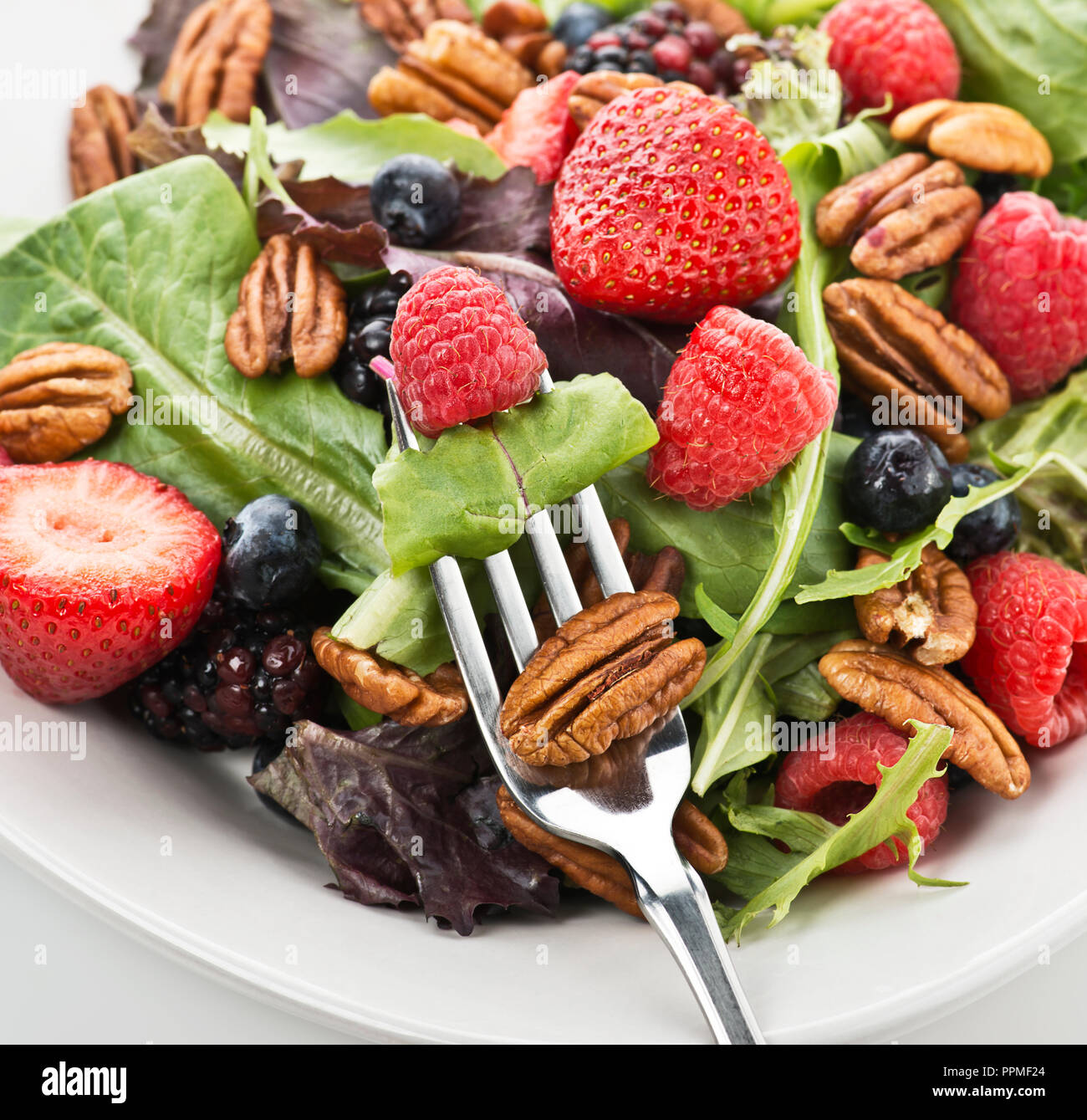 Molla di foglie di insalata con frutti di bosco e arachidi,Close Up Foto Stock