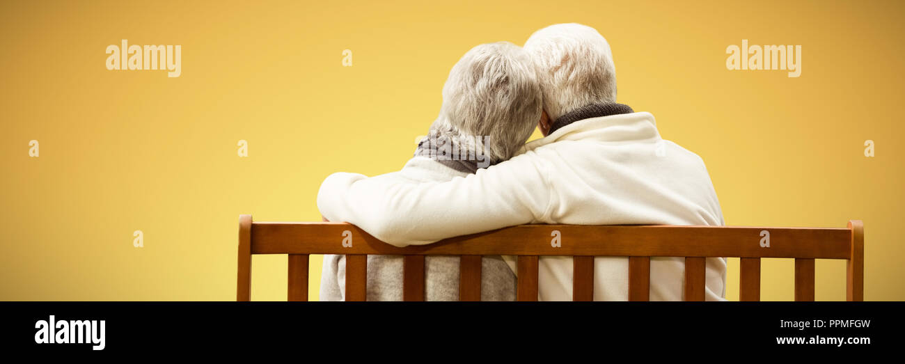 Immagine composita della coppia senior abbracciando su un banco di lavoro Foto Stock