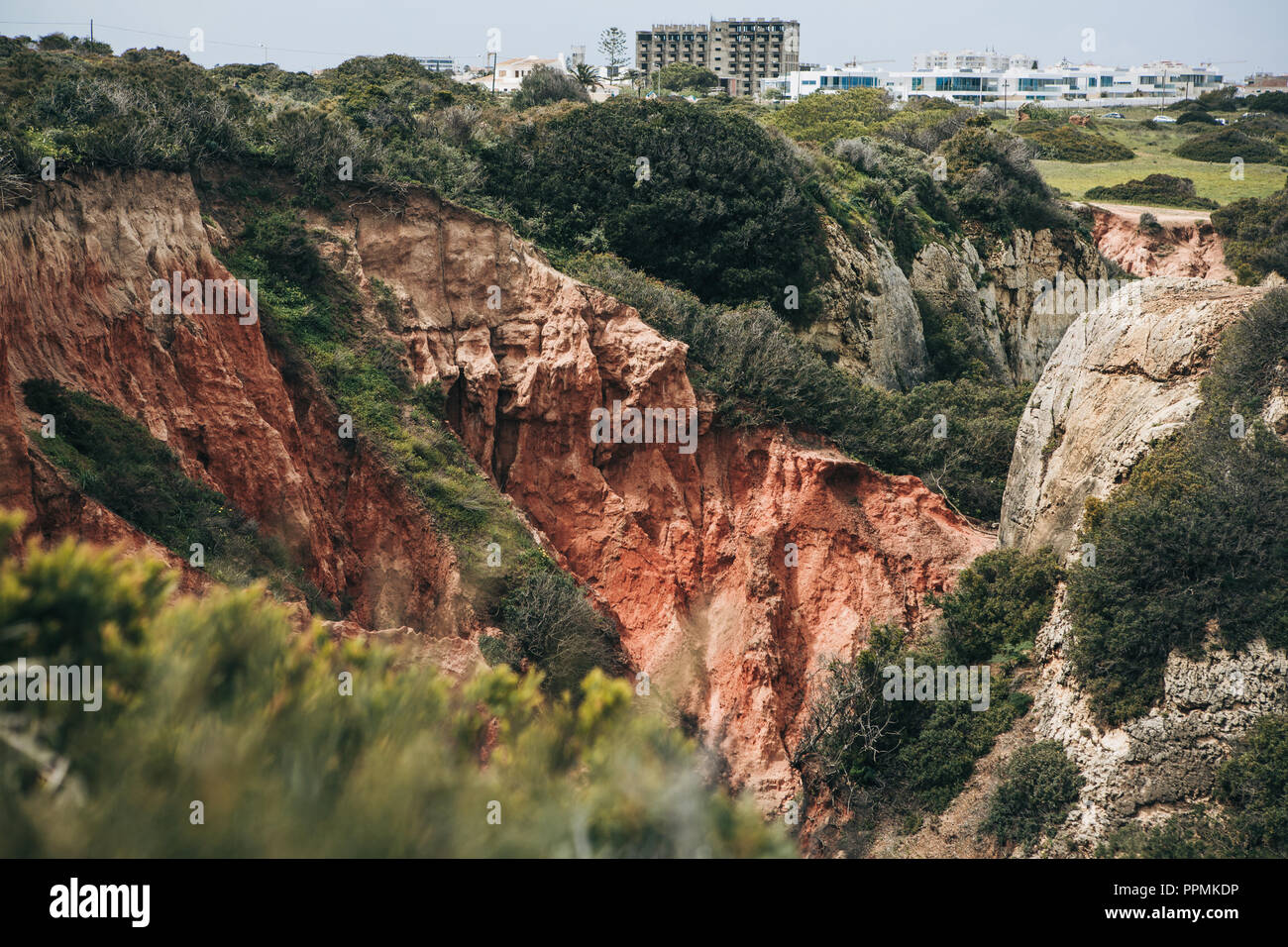 Arenaria roccia calcarea di colore rossastro in Portogallo Foto Stock