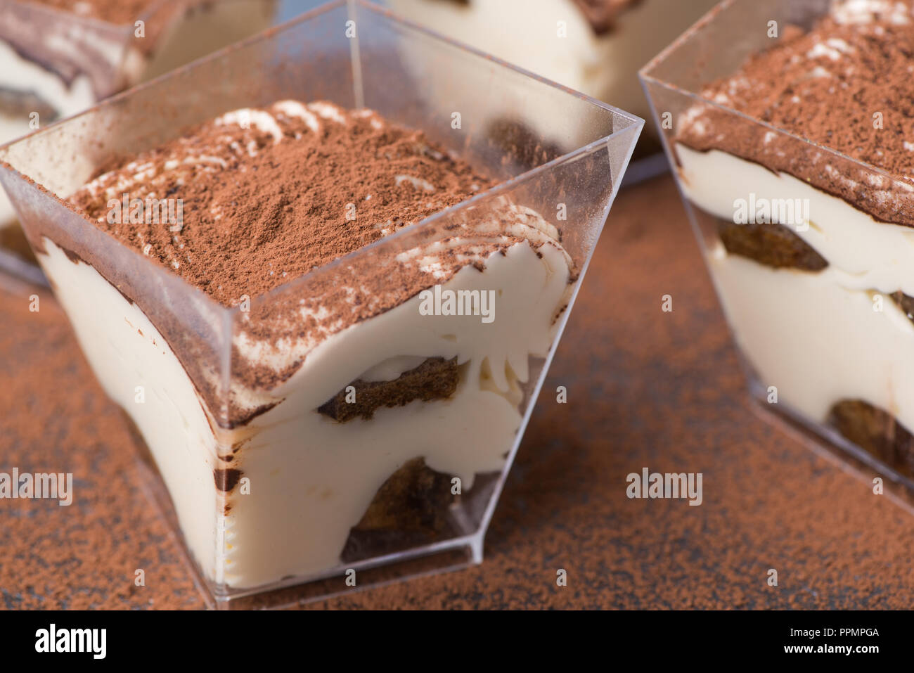 Il gelato in una piazza una tazza di plastica, close-up Foto Stock