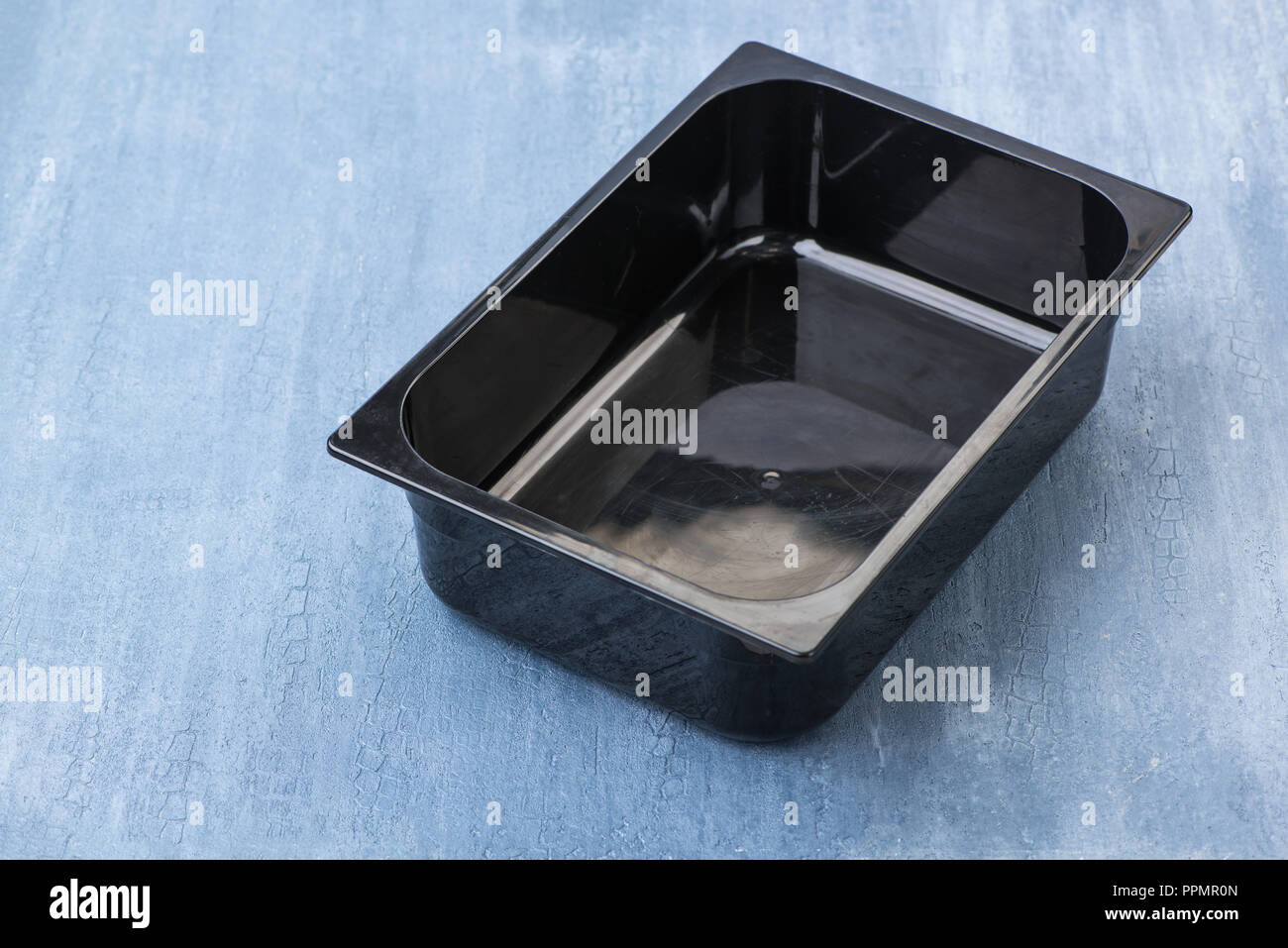 Nero in plastica vuoto contenitore per gelato, vista dall'alto Foto Stock