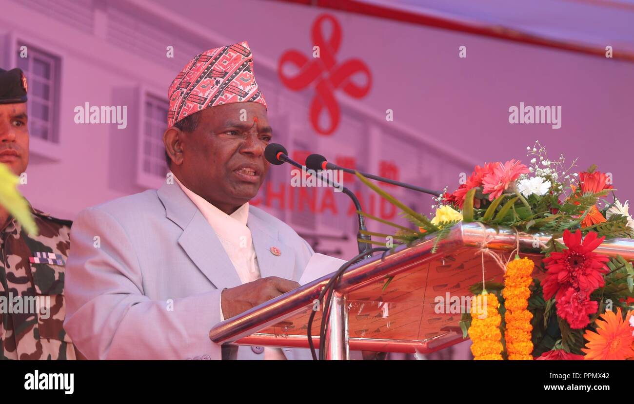 Kathmandu, Nepal. 26 Sep, 2018. Il nepalese il Ministro per gli affari federali e amministrazione generale Lalbabu Pandit risolve la cerimonia di inizio dell'aggiornamento e il progetto di ristrutturazione del servizio civile Ospedale del Nepal a Kathmandu, Nepal, Sett. 26, 2018. Il potenziamento e la ristrutturazione del servizio civile Ospedale, che è stato costruito dal governo cinese nel 2008, ha avviato in Nepal sotto il programma China-Aid mercoledì. Credito: Sunil Sharma/Xinhua/Alamy Live News Foto Stock