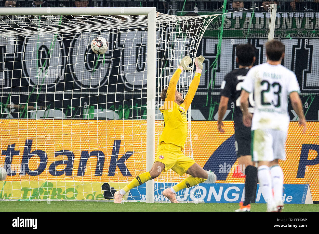 26 settembre 2018, della Renania settentrionale-Vestfalia, Mönchengladbach: Calcio - Bundesliga, Borussia Mönchengladbach - Eintracht Francoforte, quinta giornata in Borussia-Park. Portiere di Francoforte Kevin Trapp (l) non è in grado di impedire l'obiettivo dal punteggio 1-0. (EMBARGO CONDIZIONI - ATTENZIONE: La DFB vieta l'utilizzazione e la pubblicazione di immagini sequenziali su internet e altri media online durante il match (comprese a metà tempo). Attenzione: periodo di bloccaggio! La DFB permette l'ulteriore utilizzazione e la pubblicazione delle immagini per i servizi mobili (soprattutto MMS) e per il DVB-H e DMB solo dopo la e Foto Stock
