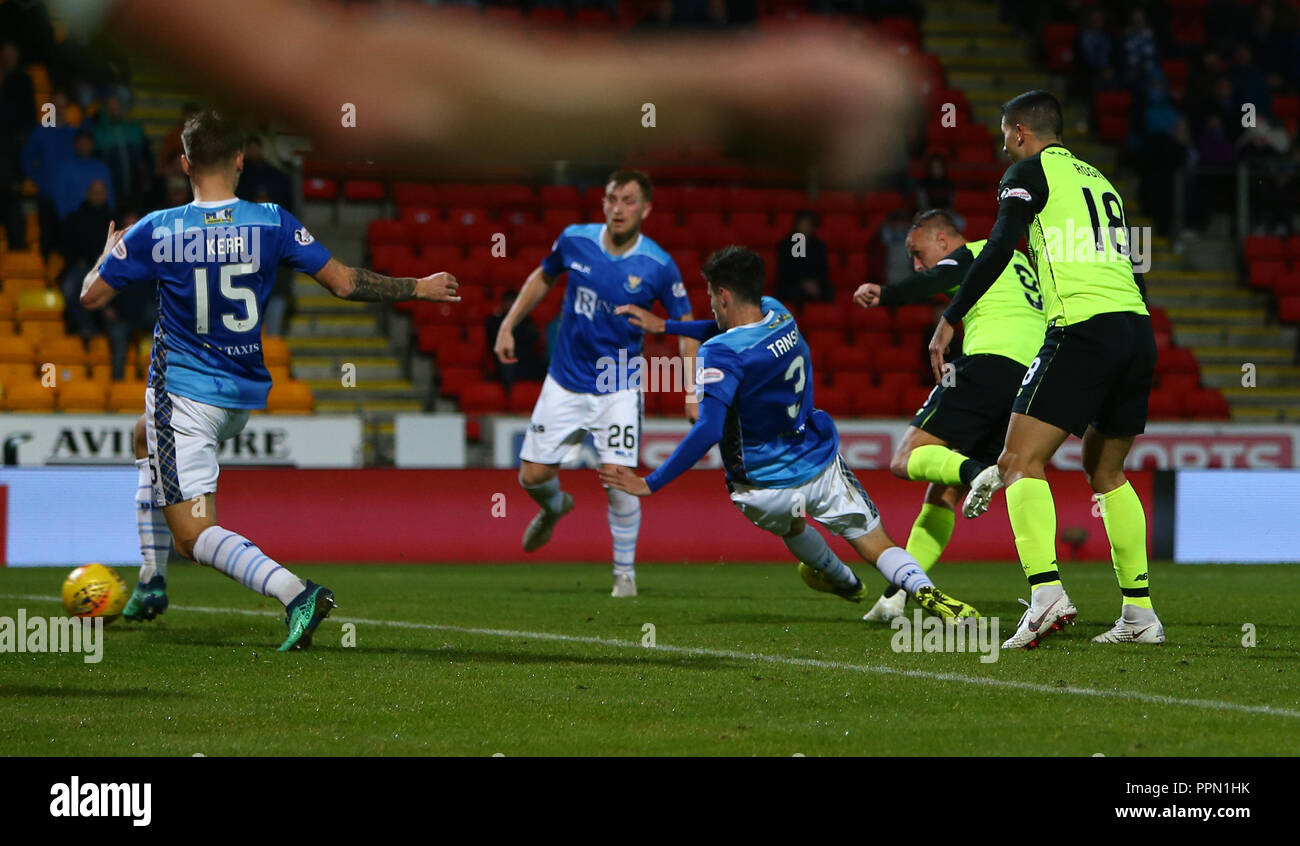 McDiarmid Park, Perth, Regno Unito. 26 Sep, 2018. Scottish League Cup Calcio, quarti di finale, St Johnstone versus Celtic; Leigh Griffiths celtico di germogli e rende 1-0 nell'ottantacinquesimo minuto Credito: Azione Sport Plus/Alamy Live News Foto Stock