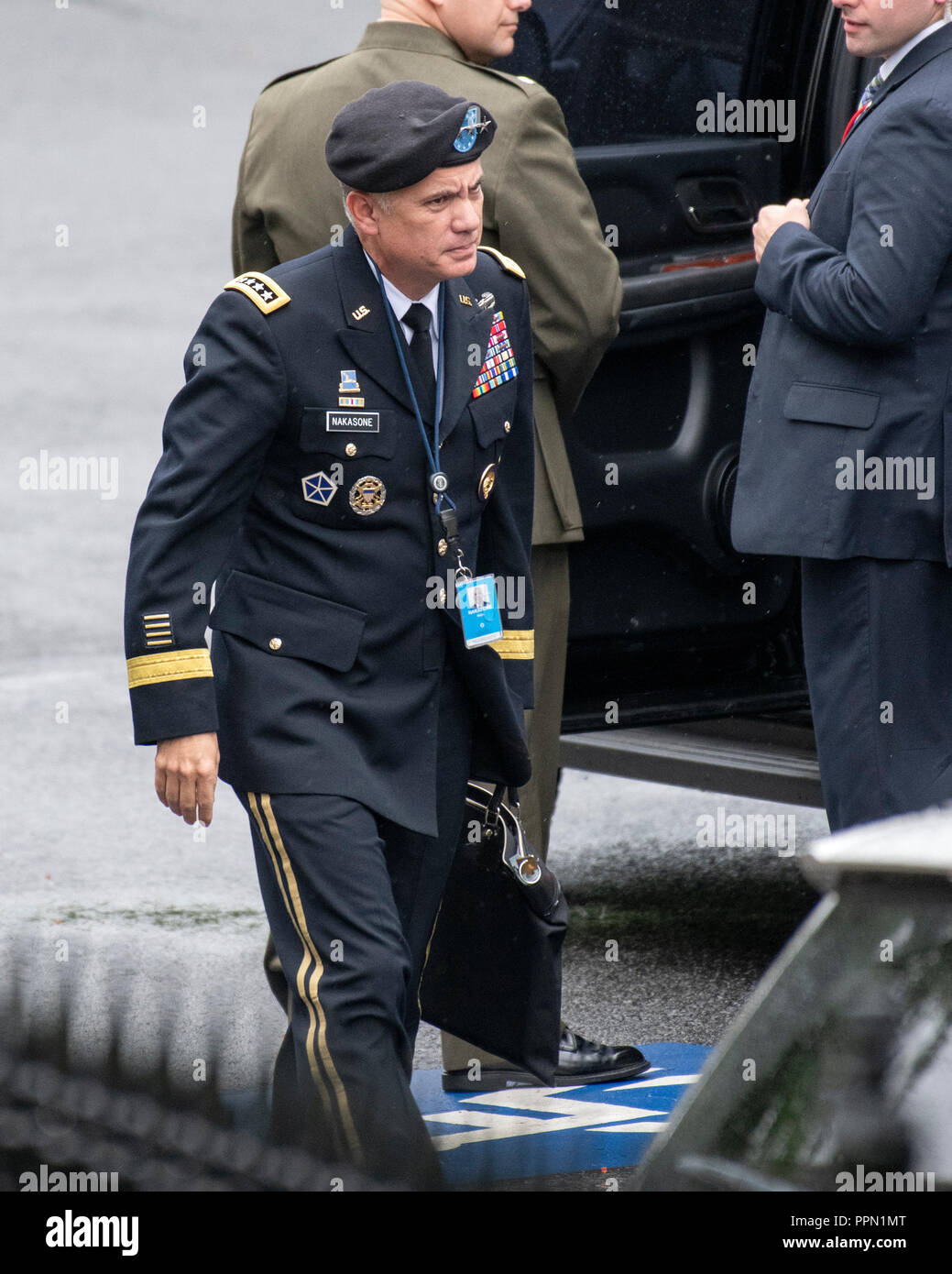 Washington, Stati Uniti d'America. 24Sep, 2018. Esercito degli Stati Uniti Generale Paolo M. Nakasone, Commander, U.S. Cyber Command e direttore, National Security Agency/capo, Central Security Service si diparte un incontro alla Casa Bianca di Washington DC che incluso US vice procuratore generale Rosenstein asta lunedì, 24 settembre 2018. Credito: Ron Sachs/CNP (restrizione: NO New York o New Jersey o giornali quotidiani nel raggio di 75 miglia da New York City) | utilizzo del credito in tutto il mondo: dpa/Alamy Live News Foto Stock