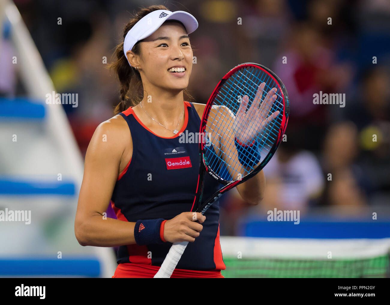 Wuhan, Cina. Settembre 26, 2018 - Qiang Wang della Cina celebra vincere il  suo terzo round in abbinamento al 2018 Dongfeng Motor Wuhan Open WTA  Premier 5 il torneo di tennis di