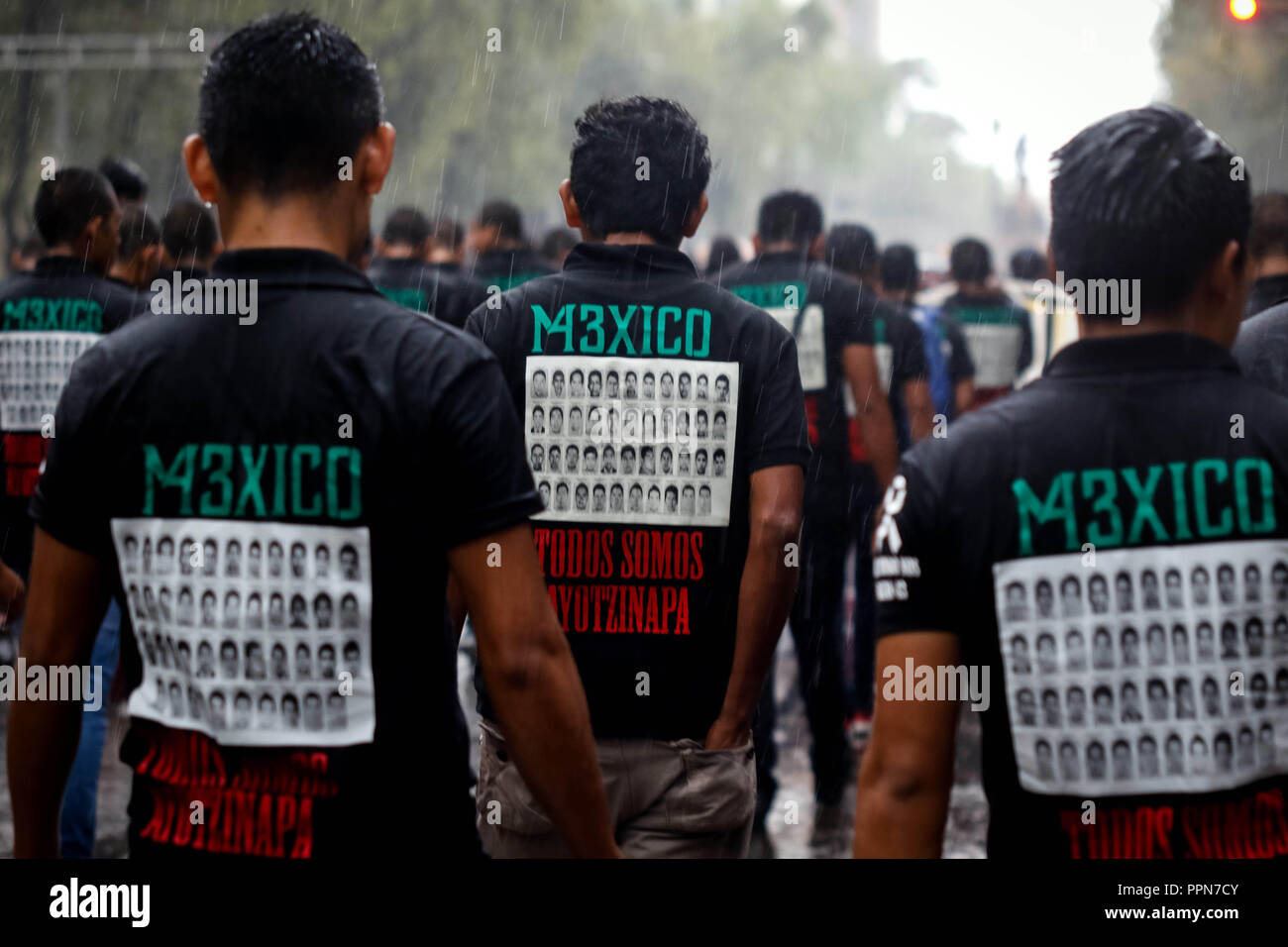 (180927) -- CITTÀ DEL MESSICO, Sett. 27, 2018 (Xinhua) -- la gente a prendere parte durante il mese di marzo nel contesto del quarto anniversario della scomparsa di 43 studenti di insegnanti' college in Ayotzinapa, a Città del Messico, capitale del Messico, sul Sett. 26, 2018. Secondo la stampa locale, le persone hanno preso parte a marzo per commemorare i 4 anni dalla scomparsa di 43 studenti del 'Raul Isidro Burgos' insegnanti' college di Ayotzinapa. (Xinhua/Francisco Canedo) (da) (Vf) (zxj) Foto Stock