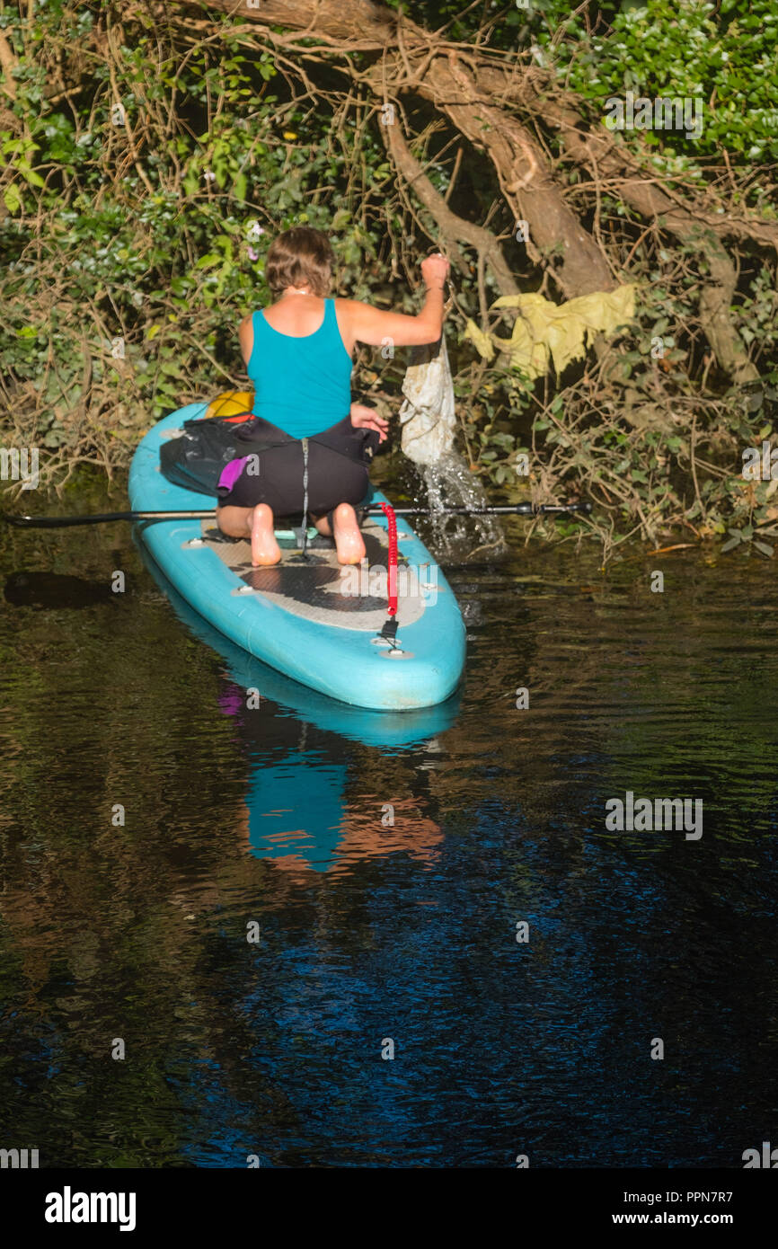 Aberystwyth Wales UK, giovedì 27 settembre 2018 UK Meteo: ambientale i diruttori GILLY THOMAS fuori sul suo paddleboard, volontariamente pattugliano il fiume Rheidol in Aberystwyth, per trovare e raccogliere spazzatura pplastic su un soleggiato e caldo 'estate indiana' mattina in Aberystwyth , come le teste del regno unito in un periodo di liquidare calde giornate di sole. Foto © Keith Morris / Alamy Live News Foto Stock