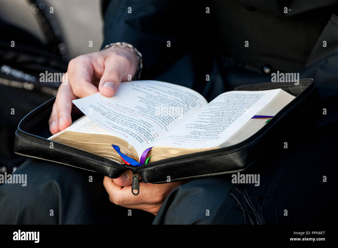 NO FRANCIA - NO SVIZZERA: 26 Settembre 2018 : un sacerdote legge il breviario durante l udienza generale del mercoledì in piazza San Pietro in Vaticano. 26 settembre 2018 : Un sacerdote legge il breviario durante l'udienza generale del mercoledí¬ in piazza San Pietro in Vaticano. Foto Stock