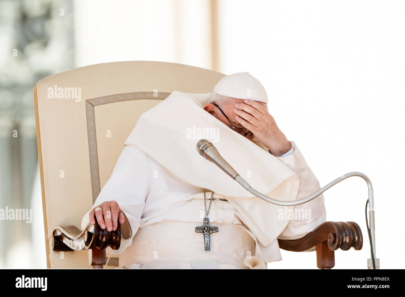 NO FRANCIA - NO SVIZZERA: 26 Settembre 2018 : Una folata di vento soffia il Papa Francesco' mantello durante l udienza generale del mercoledì in piazza San Pietro in Vaticano. 26 settembre 2018 : Un soffio di vento soffia sulla mantellina di Papa Francesco durante l'udienza generale del mercoledí¬ in piazza San Pietro in Vaticano. Foto Stock