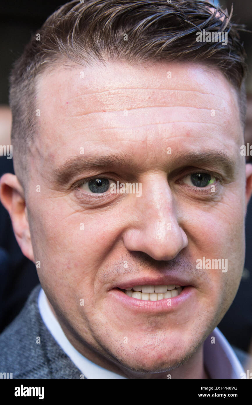 Londra, Regno Unito. Il 27 settembre, 2018. Tommy Robinson vero nome Stephen Yaxley-Lennon presso la Old Bailey per la riapertura del processo per le accuse di disprezzo Credito: Thabo Jaiyesimi/Alamy Live News Foto Stock