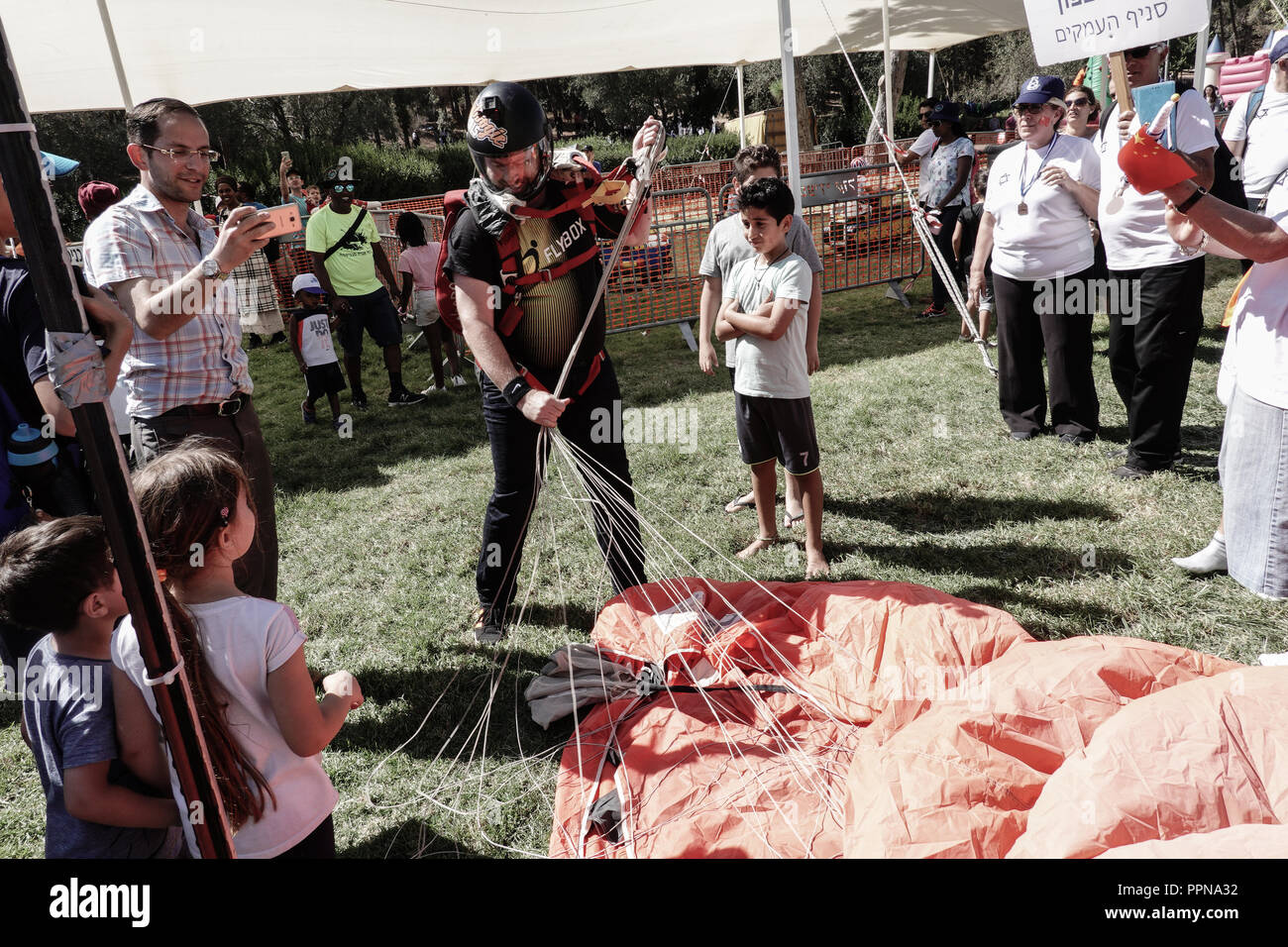 Gerusalemme, Israele. 27 Settembre, 2018. Apertura della Gerusalemme Parade, skydivers dall'Associazione israeliana per il paracadutismo eseguire una mostra lo sbarco nel Parco Sacher nella celebrazione della città il cinquantesimo anniversario della riunificazione. Un ponticello calcolati correttamente il suo approccio e sbarcati tra gli spettatori. Non ci sono stati feriti. Credito: Nir Alon/Alamy Live News Foto Stock