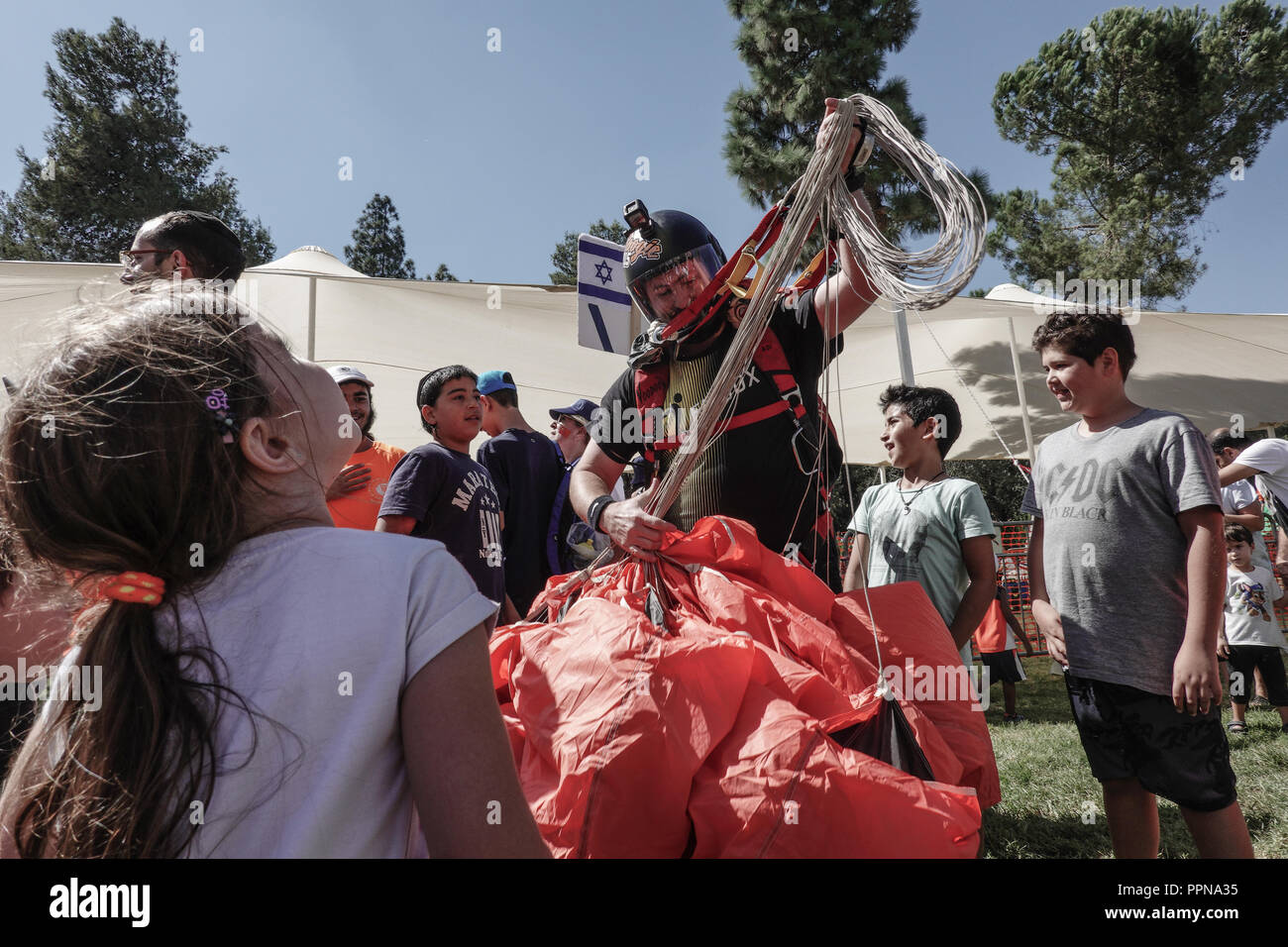 Gerusalemme, Israele. 27 Settembre, 2018. Apertura della Gerusalemme Parade, skydivers dall'Associazione israeliana per il paracadutismo eseguire una mostra lo sbarco nel Parco Sacher nella celebrazione della città il cinquantesimo anniversario della riunificazione. Un ponticello calcolati correttamente il suo approccio e sbarcati tra gli spettatori. Non ci sono stati feriti. Credito: Nir Alon/Alamy Live News Foto Stock