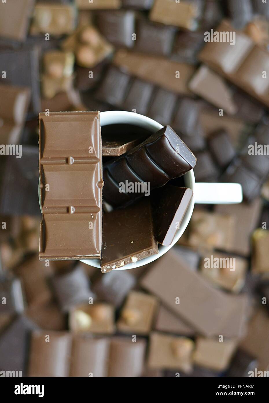 Coppa piena di pezzetti di cioccolato Foto Stock