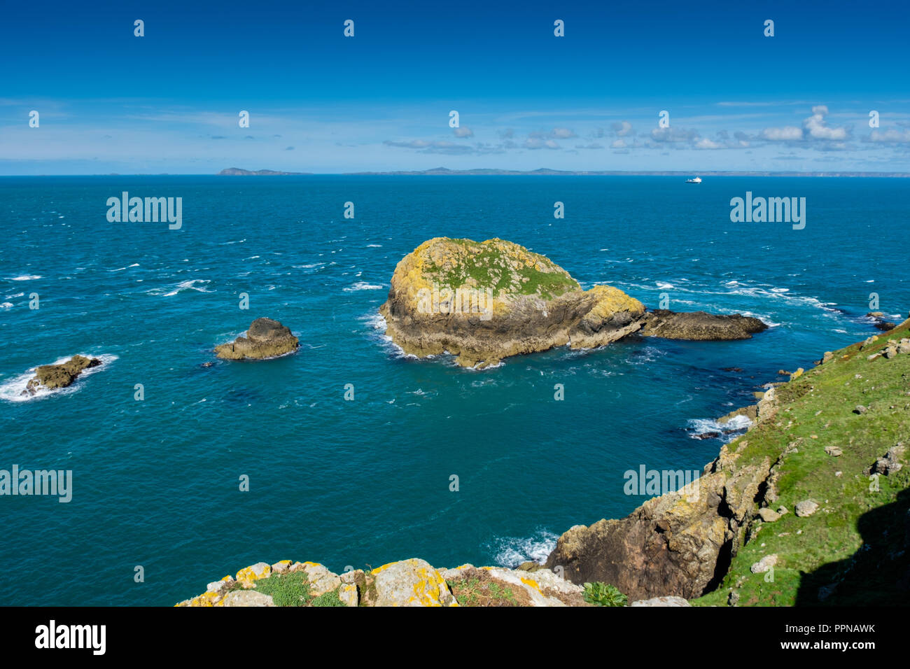 Ghirlanda di pietra con Ramsey ISland e il St David's penisola nella distanza, visto da Skomer Island, Pembrokeshire, Galles Foto Stock