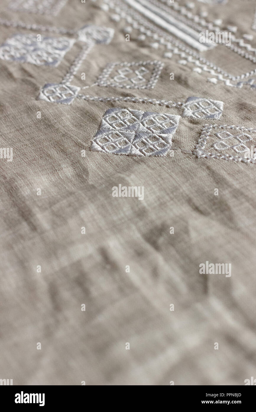 Lino ricamato shirt, bianco ornamento, close up Foto Stock