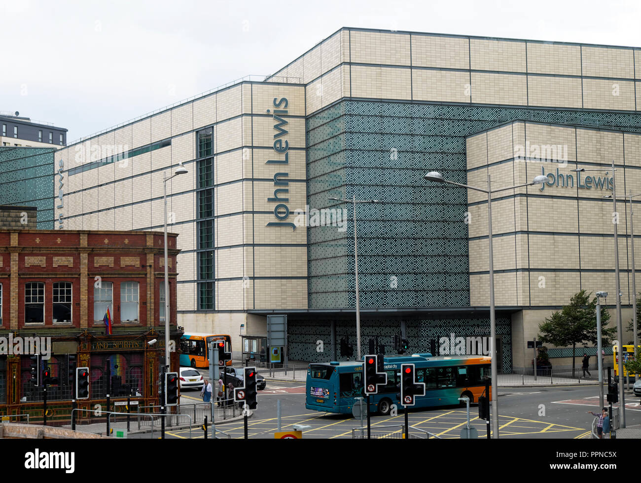 Vista esterna di John Lewis department store in Cardiff City Centre e il traffico della strada con autobus di Cardiff vista dal treno Wales UK KATHY DEWITT Foto Stock