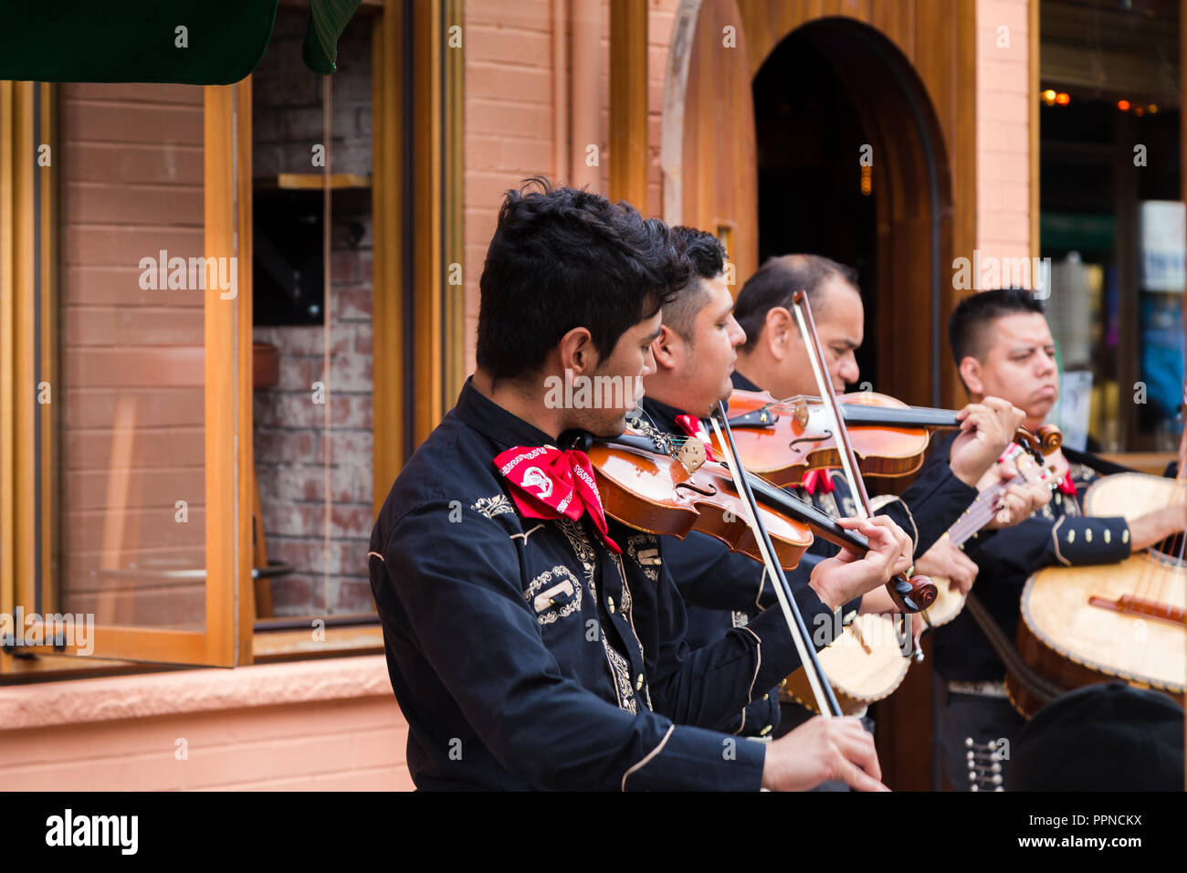 TORONTO, ON, Canada - 29 luglio 2018: Un mariachi band suona di fronte ad una folla di Toronto il vivace Mercato di Kensington. Foto Stock