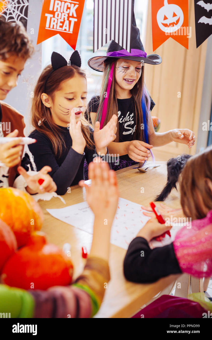 Molti bambini indossare luminose divertenti costumi di Halloween pittura foto Foto Stock