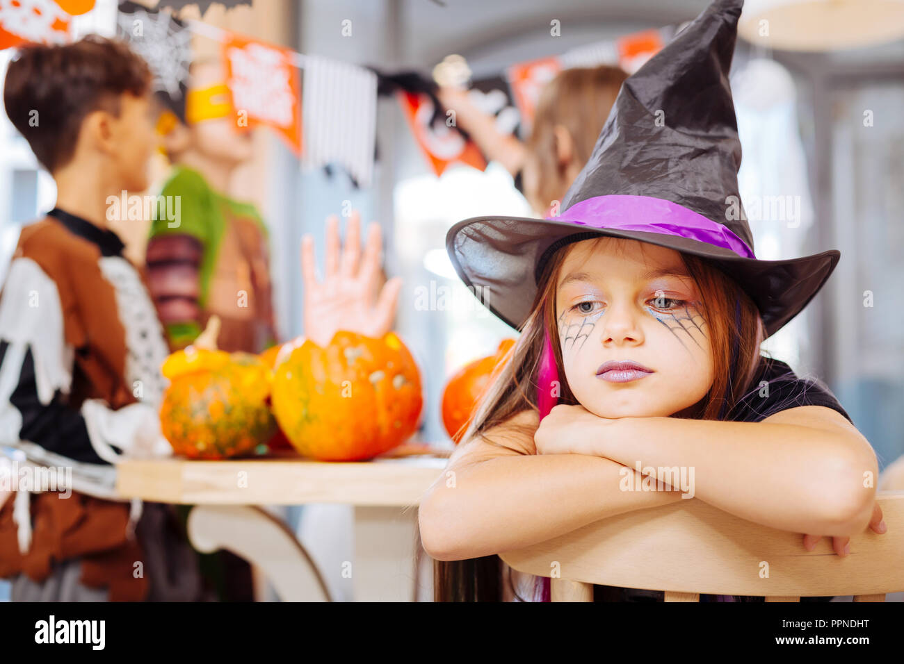 Ragazza con Purple Lips guidata da indossare il costume di Halloween sentirsi soli Foto Stock