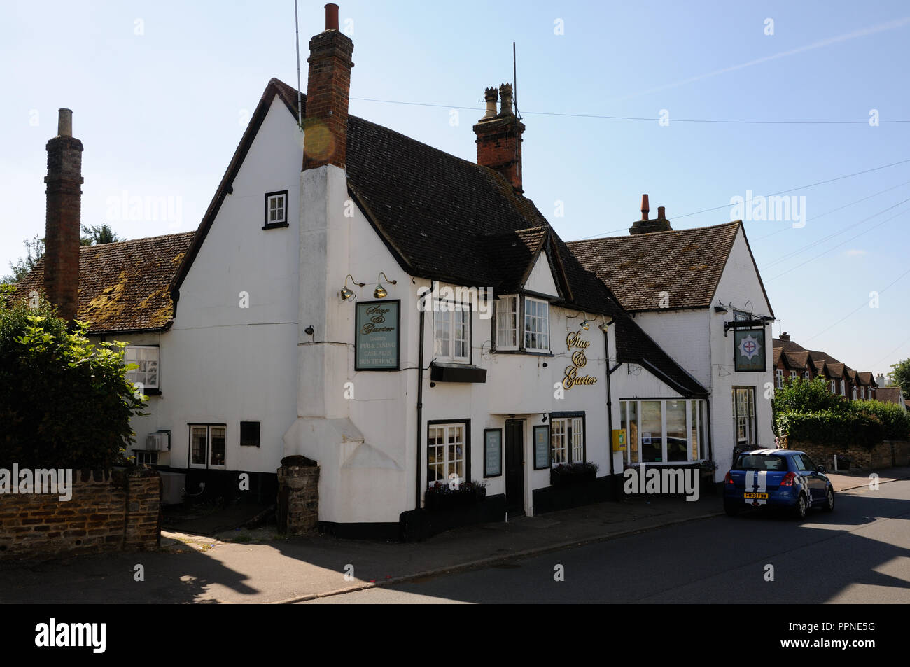 La Star & Garter, Silsoe, Bedfordshire. Questo era precedentemente noto come il 'Duke of Kents armi'. Il pub è stato di proprietà di strappare la station wagon. Foto Stock