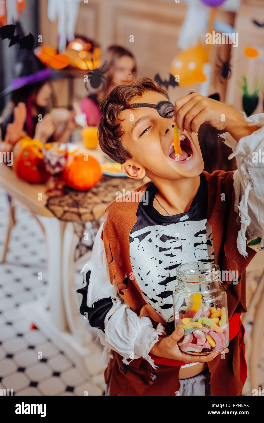 Carino schoolboy indossando nizza costume pirata pur frequentando la festa di Halloween Foto Stock