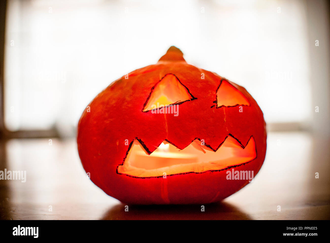 Testa di zucca con candela per Halloween Foto Stock