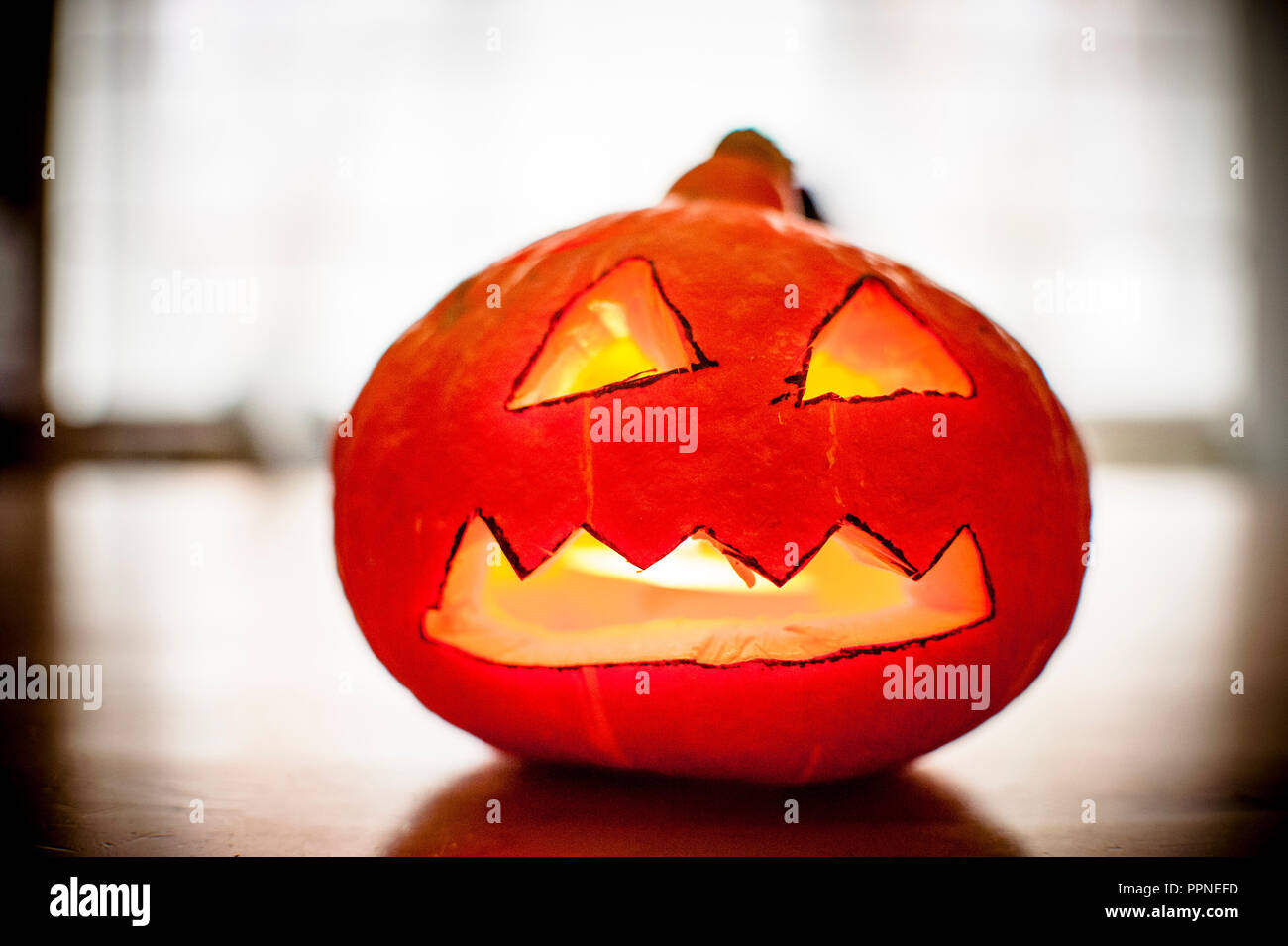 Testa di zucca con candela per Halloween Foto Stock
