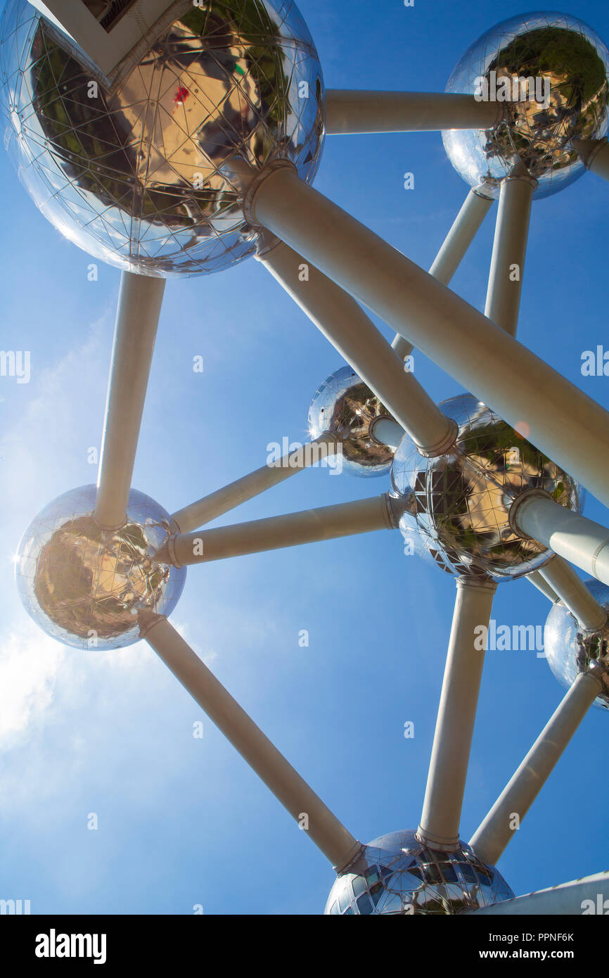 L'Atomium, un edificio di Bruxelles in Belgio originariamente costruito per il 1958 Bruxelles della fiera del mondo. Foto Stock