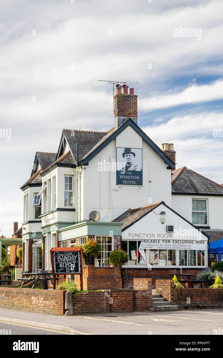Il Winston Churchill Hotel e Pub lungo la strada gli arcieri in Southampton, England, Regno Unito Foto Stock