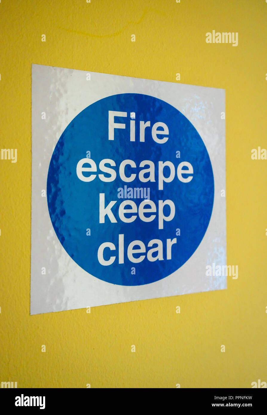 Colore blu "fire escape mantenere chiaro segno di un blocco residenziale di appartamenti, England, Regno Unito Foto Stock