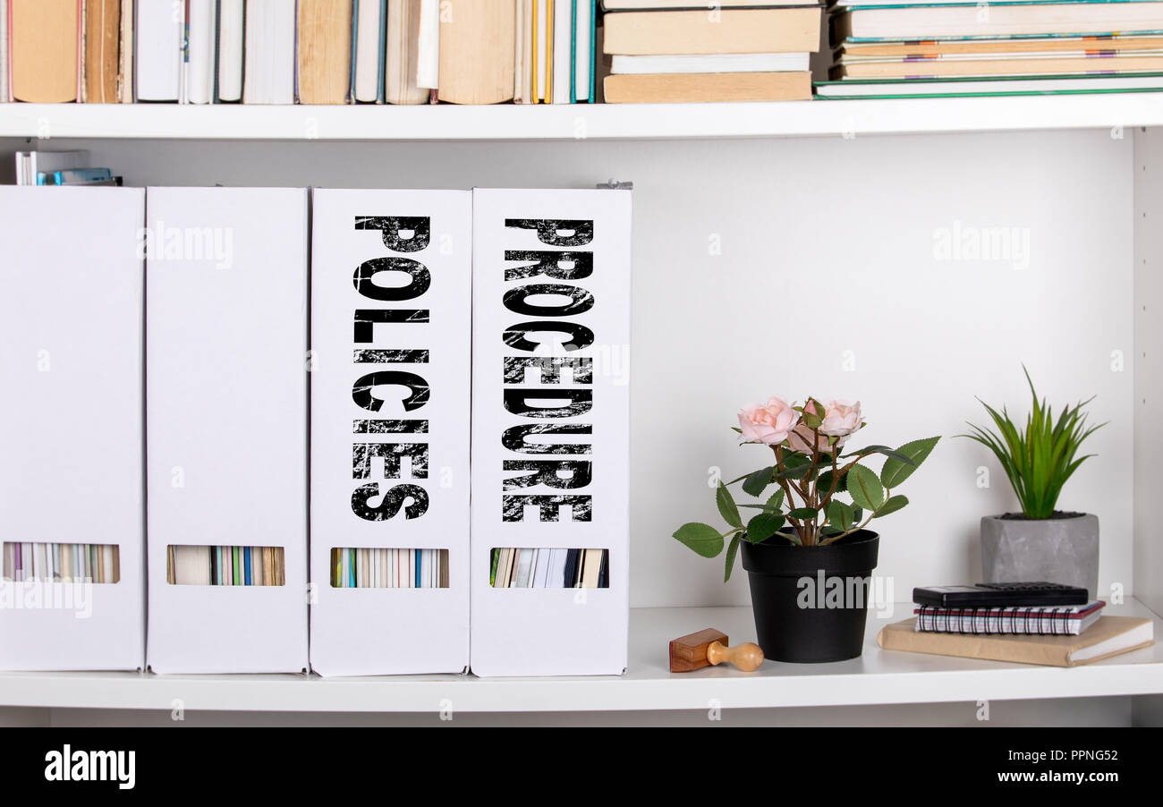 Le politiche e le procedure del concetto. Le cartelle dei documenti e gli organizzatori Foto Stock
