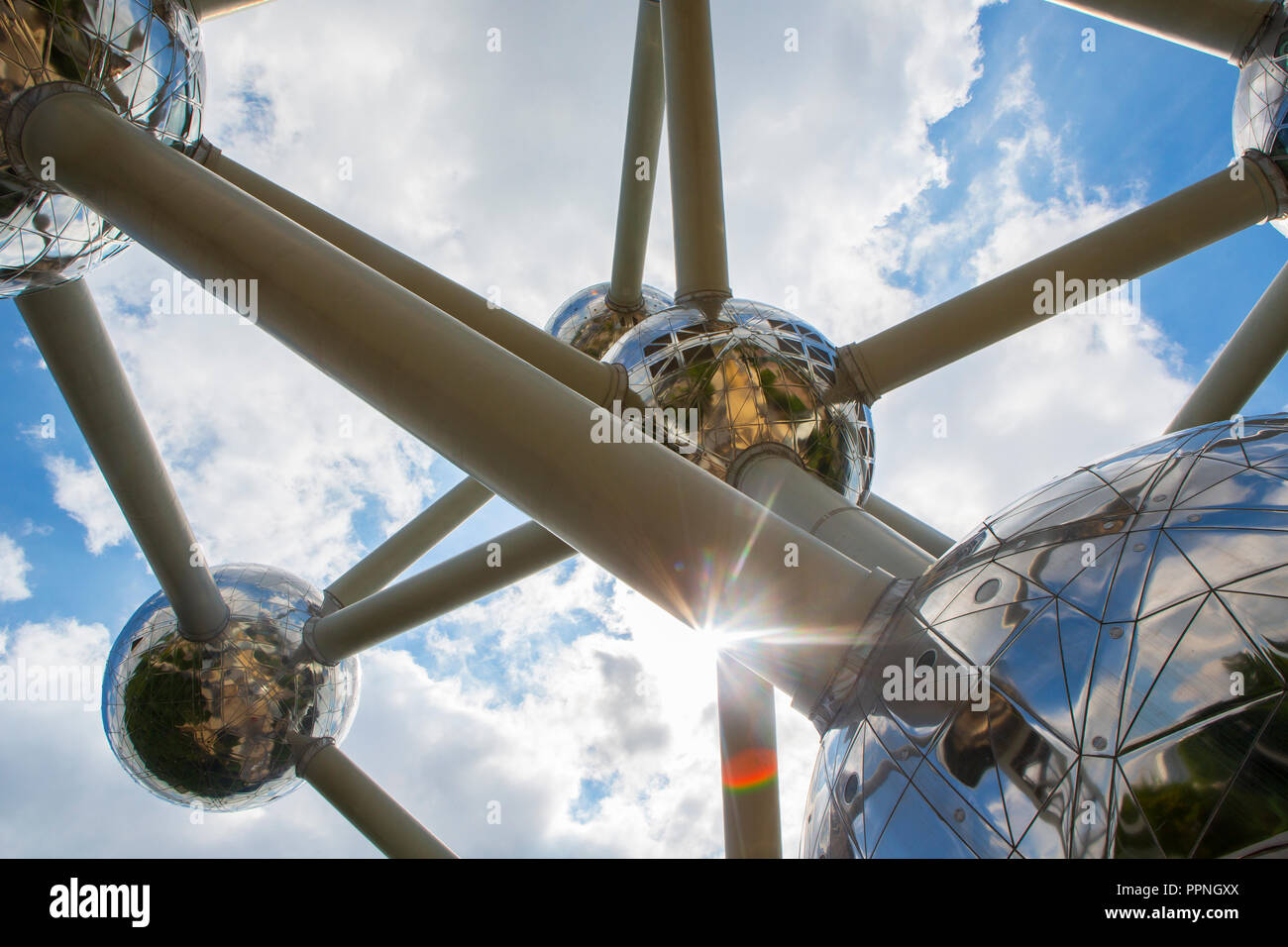 L'Atomium, un edificio di Bruxelles in Belgio originariamente costruito per il 1958 Bruxelles della fiera del mondo. Foto Stock